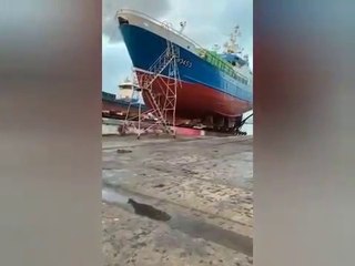 Chute d'un bateau de pêche en réparation