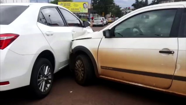 Corolla e Saveiro batem em cruzamento no Bairro Neva