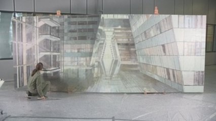 La pintora española Bea Sarrias concluye lienzo sobre el "alma" de la OTAN