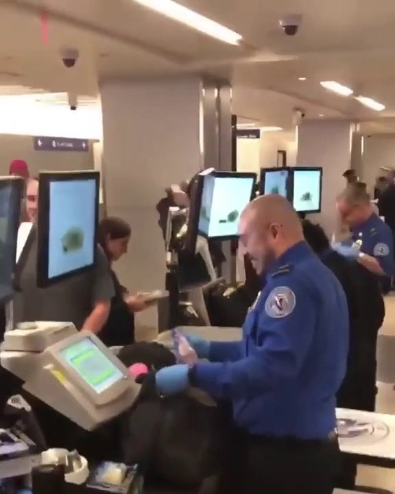 Arrêté à la douane de l'aéroport parce que ses amis ont caché quelque chose dans sa valise. Devinez quoi