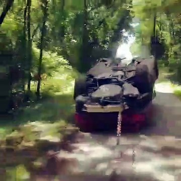 Une drole de méthode pour tracter une voiture en panne