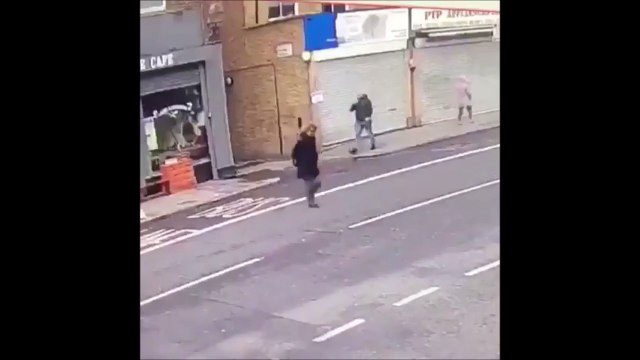 Ce piéton frôle le pire quand le toit d'un immeuble s’effondre dans la rue !