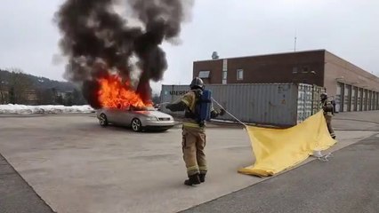 Cette couverture anti-feu de voiture est très efficace