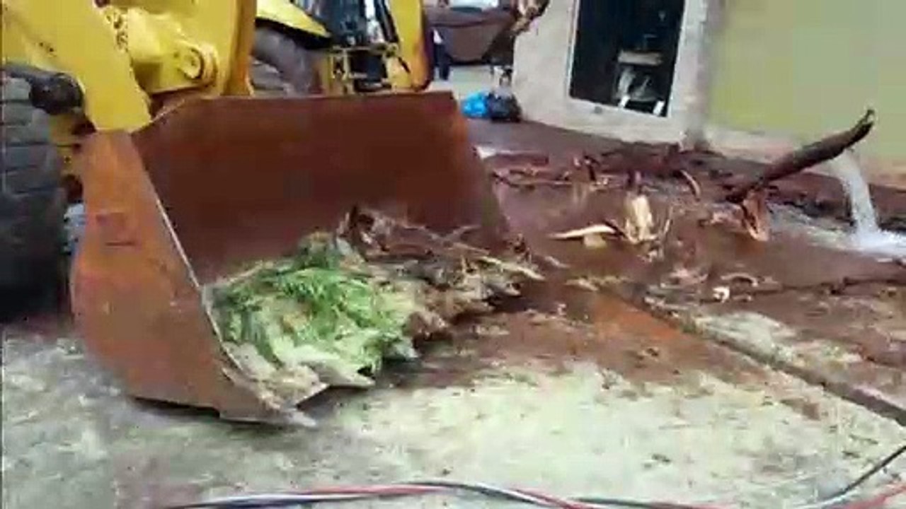 Cano 'estoura' e cruzamento fica tomado pelo barro no Centro