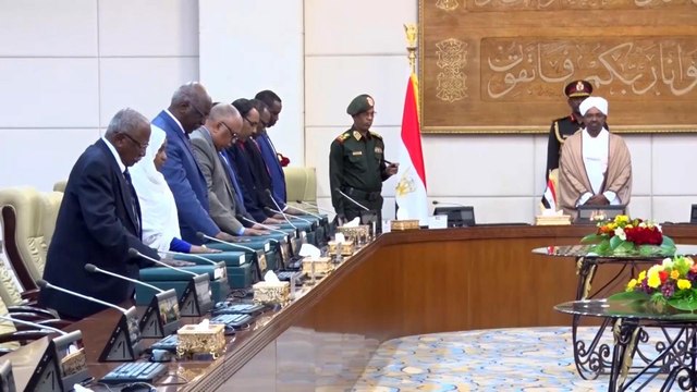 البشير يطالب الحكومة الجديدة بالإنجازات والمعارضة تشكك في جديتها