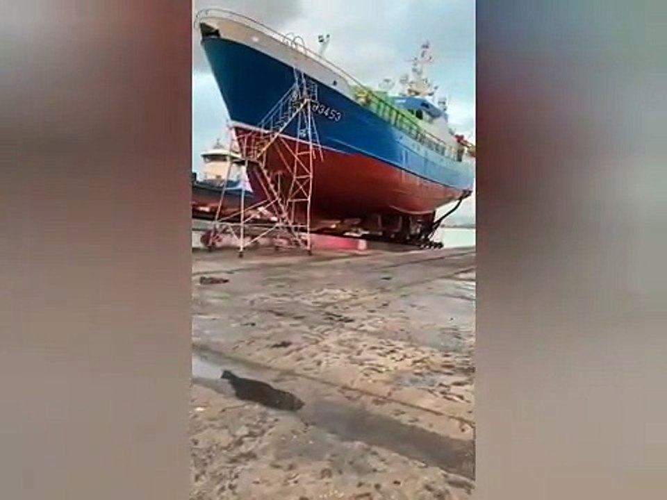 Chute d'un bateau en réparation