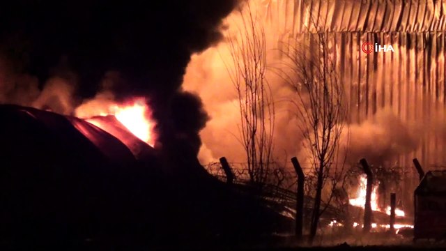 Diyarbakır’da köpük tabak fabrikasında yangın