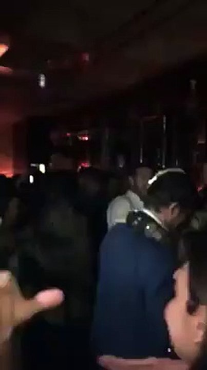 Christophe Castaner s'ambiance avec une inconnue en boîte de nuit.