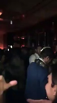 Christophe Castaner s'ambiance avec une inconnue en boîte de nuit.