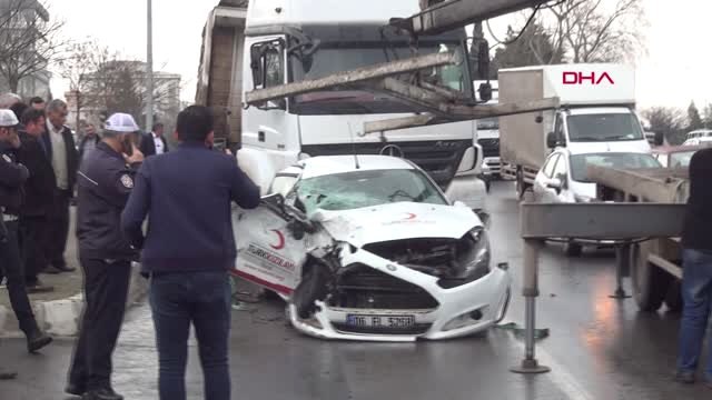 Kahramanmaraş Kırmızı Işıkta Geçen Tır, Otomobili Hurdaya Çevirdi 1'i Ağır 2 Yaralı