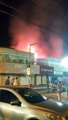 Incêndio destrói loja no centro de Pereira Barreto (SP)