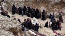 الخارجون من جحيم الباغوز في شرق سوريا نساء متعبات وأطفال مذعورون وجرحى
