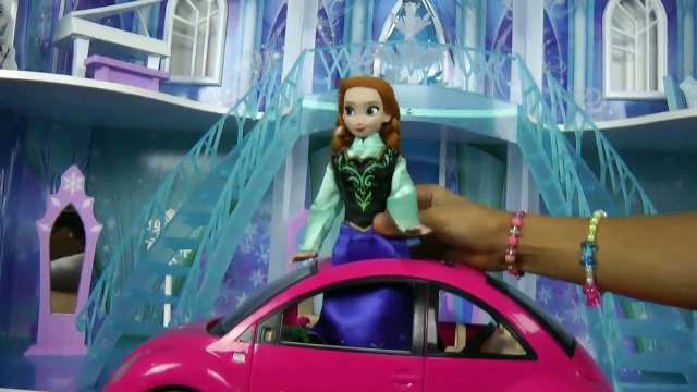 Elsa de Frozen montre l'incroyable Palais de GLACE à Anna!