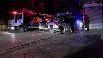 Lüks Otomobil Binanın Kolonuna Çarptı: 1'i Ağır, 3 Yaralı