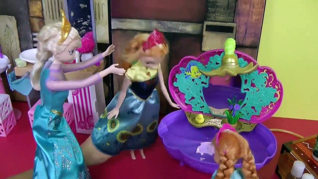 L'heure du BAIN ! ELSA & ANNA les tout - petits- SHOPKINS dans la Baignoire!