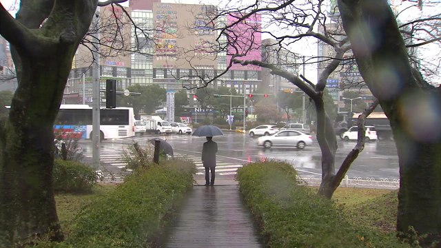 [날씨] 중부, 우박 동반 요란한 비...퇴근길 곳곳 빙판길 / YTN