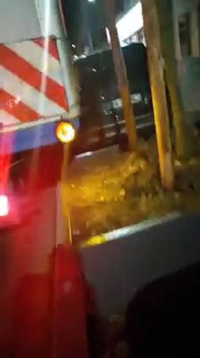 Un convoi exceptionnel percute plusieurs voitures qui étaient stationnées à Amiens.