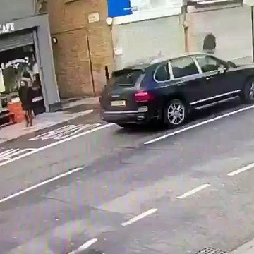 Un piéton a eu la chance de s'échapper après que des briques se soient effondrées d'un toit le week-end