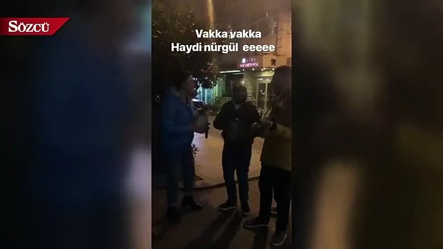 Nurgül Yeşilçay sokak çalgıcılarıyla birlikte…