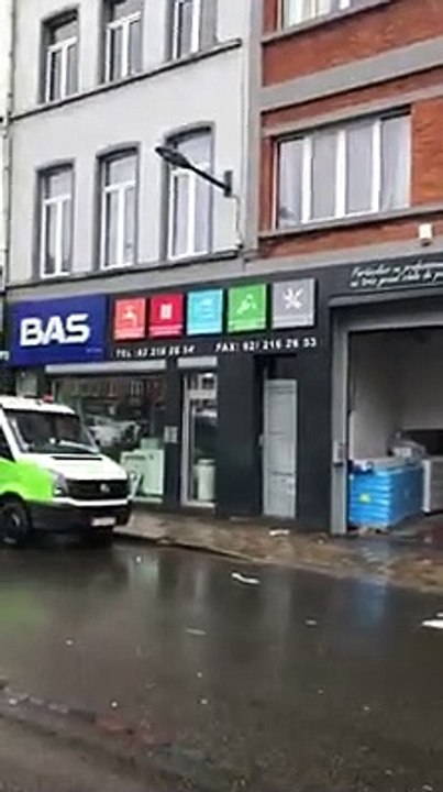 Un camion-grue se renverse en pleine rue à Bruxelles.