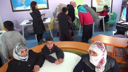 Yatılı okul öğrencileri annelerini misafir ediyor