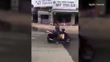 ninja lead đứng giữa đường nghe điện thoại