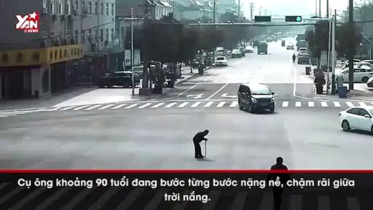 Clip: Cụ ông 90 tuổi lạc giữa ngã tư, cảnh sát dừng xe bế vào vỉa hè được CĐM khen ngợi
