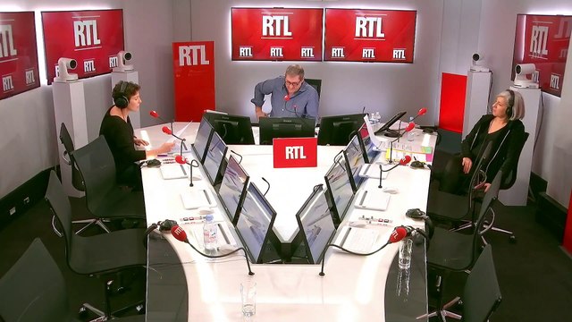 Castaner photographié en discothèque lors d'une soirée arrosée