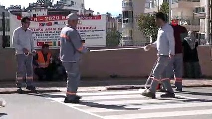 Okul önüne 3 boyutlu yaya geçidi...Sürücüler hızını azaltıyor, öğrenciler beyaz çizgilere basarak yürüyor