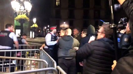 Mossos impiden quitar el lazo amarillo de la fachada del Palau Generalitat