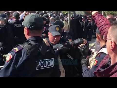 Tension në Fier gjatë protestës së opozitës - News, Lajme - Vizion Plus
