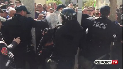 Report TV - PD pret Ramën me protesta në Fier, lëndohet në kokë efektivi i FNSH-së