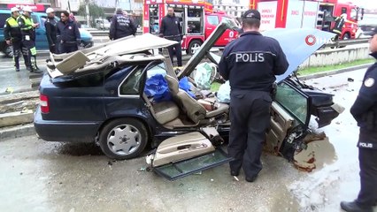 Otomobili delip içeri giren demir bariyer, sürücünün karnına saplandı