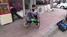 Tekerlekli sandalyesini daha rahat kullanabilmek için yeni yöntemler geliştirdi