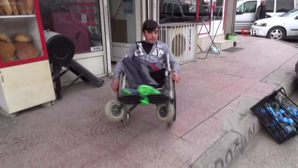 Tekerlekli sandalyesini daha rahat kullanabilmek için yeni yöntemler geliştirdi