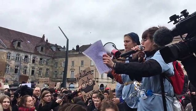 Besançon : les lycéens se mobilisent pour le climat place de la Révolution