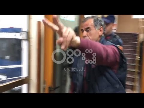Ora News - Hynë me pranga dolën me dy gishta lart, lirohen personat që protestuan kundër Ramës