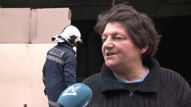 IKMT shkon t'i prishë shtëpinë, banorët shtrihen në rrugë - News, Lajme - Vizion Plus