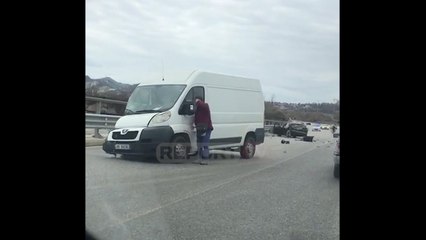 Report TV - Aksident në autorstradën Tiranë-Elbasan, furgoni përplaset me makinën