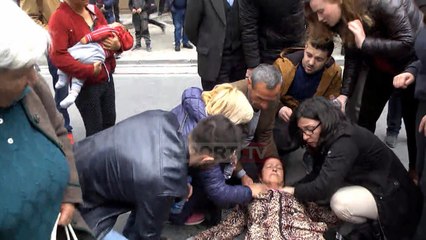 Report TV - Duan tu marrin banesën, një zonjë bie pa ndjenja te rruga Petro - Nini
