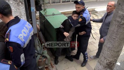 Solidarizim me banorët, momentin kur njëri prej policëve përqafon fëmijën e përlotur