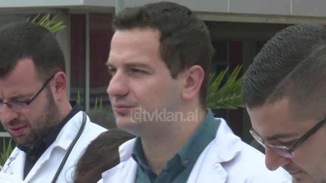 Mjeket specializante te QSUT-se ne proteste