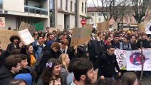 350 lycéens défilent à Bourg-en-Bresse pour le climat