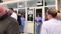 Ora News - Dhuna ndaj bluzave të bardha, mjekët në QSUT dhe Shkodër dalin në protestë