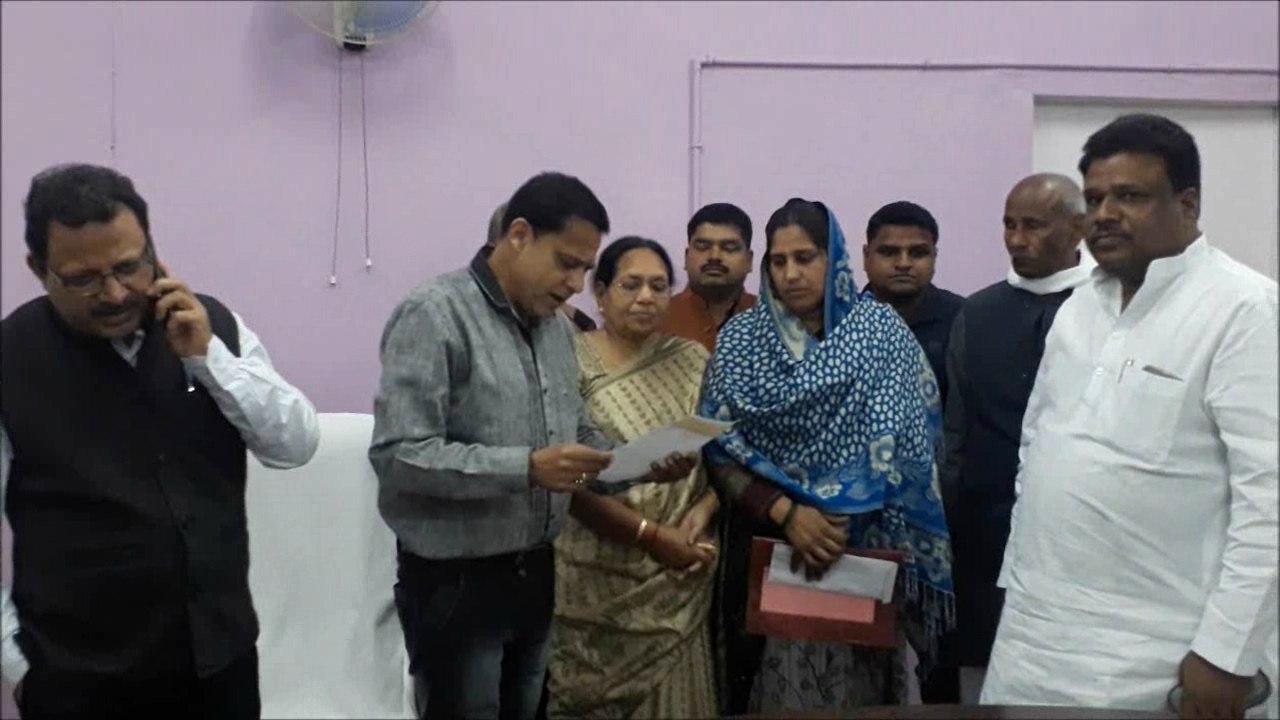 पुलवामा शहीद की पत्नी को सौंपी गई डेढ़ एकड़ जमीन, मदद पाकर हुईं भावुक