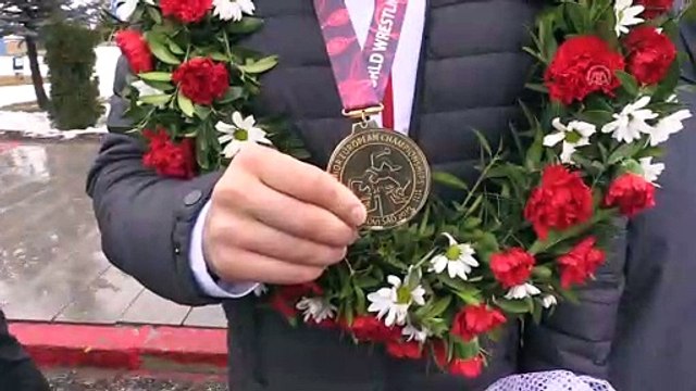 Avrupa şampiyonu güreşçiye davul zurnalı karşılama - ERZURUM