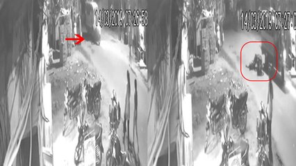तेज रफ्तार टेम्पो ने बाइक सवार को सामने से मारी टक्कर, CCTV में कैद हुई घटना