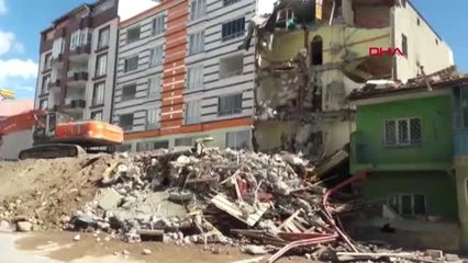 Kayseri Kamyonun Çarptığı Bina İş Makineleriyle Yıkılıyor