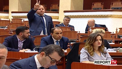 Betohen 7 deputetët e rinj në Kuvend, Lefter Maliqi ngre dy gishtat lart