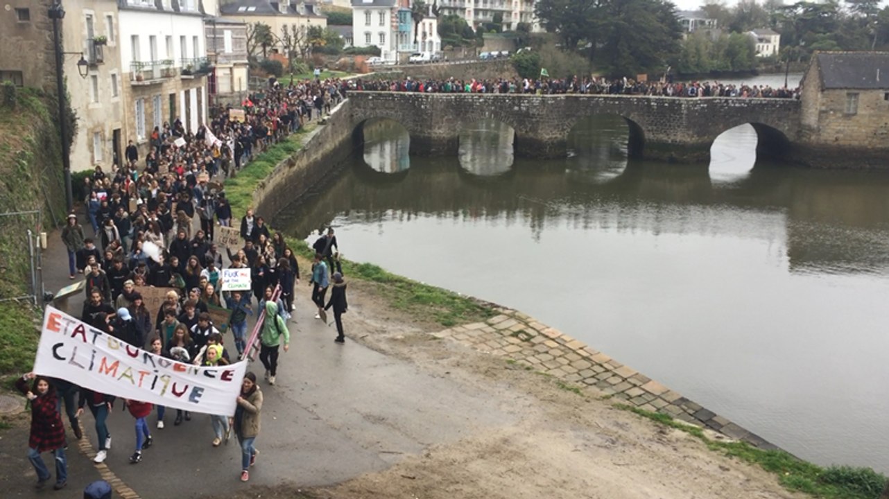 Plus de 600 lycéens ont marché pour le climat
